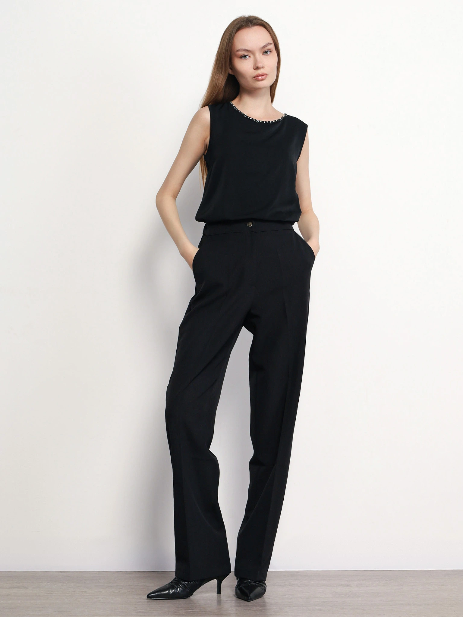 Блуза черного цвета с цепочкой-мониль